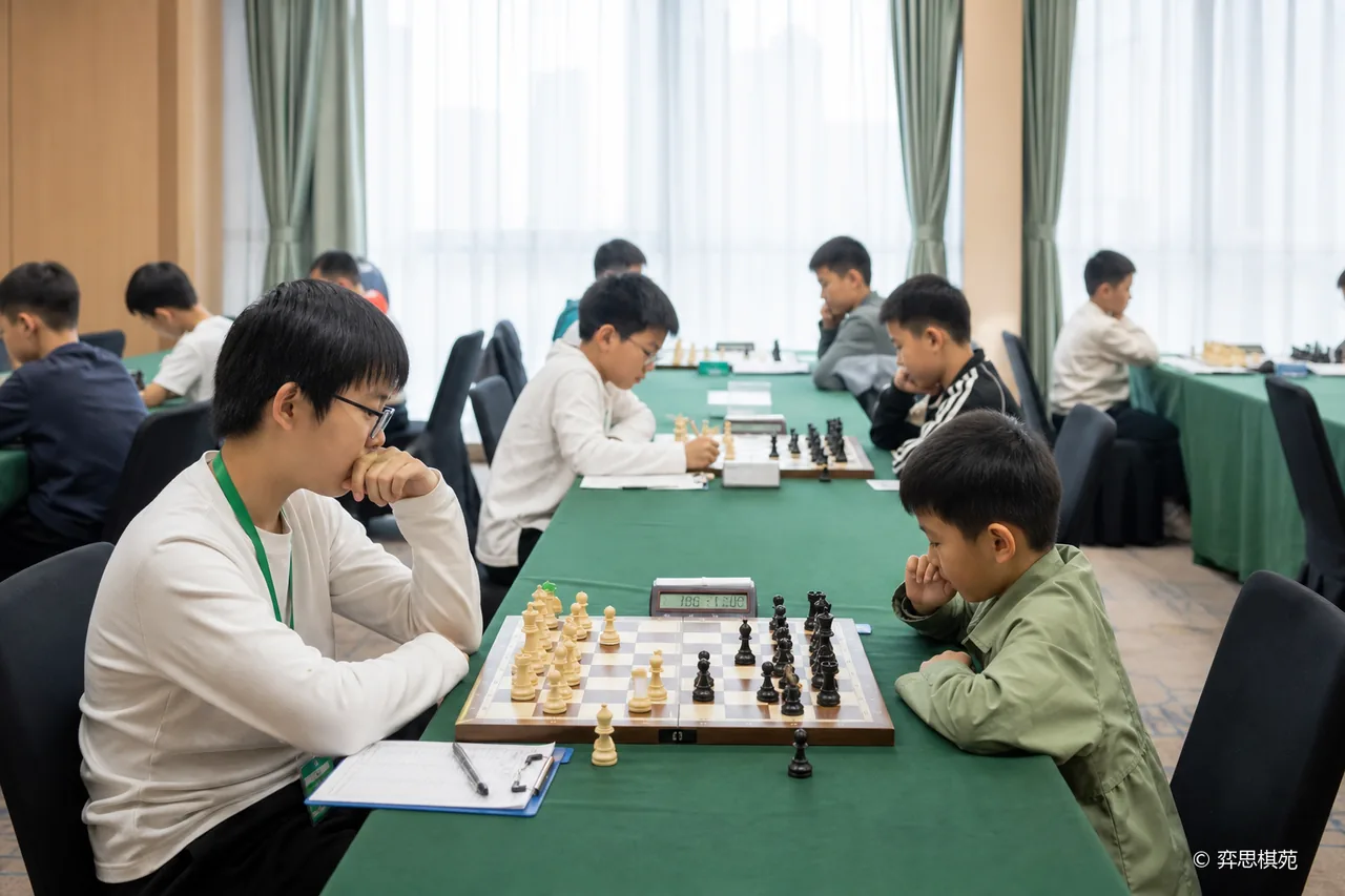 学员在国际象棋赛场进行对局