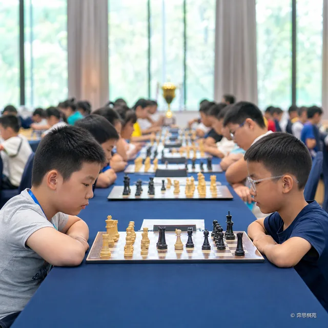 夏季年度总决赛中的学员在赛场上进行对局